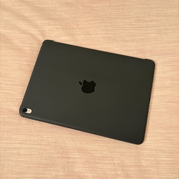 Apple iPad Pro 9.7” - Space Grey - Picture 3 of 3